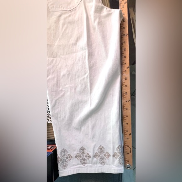 AVENUE Blue  
White Denim with Gold Embellishment
Sz 18 EUC - Picture 5 of 13